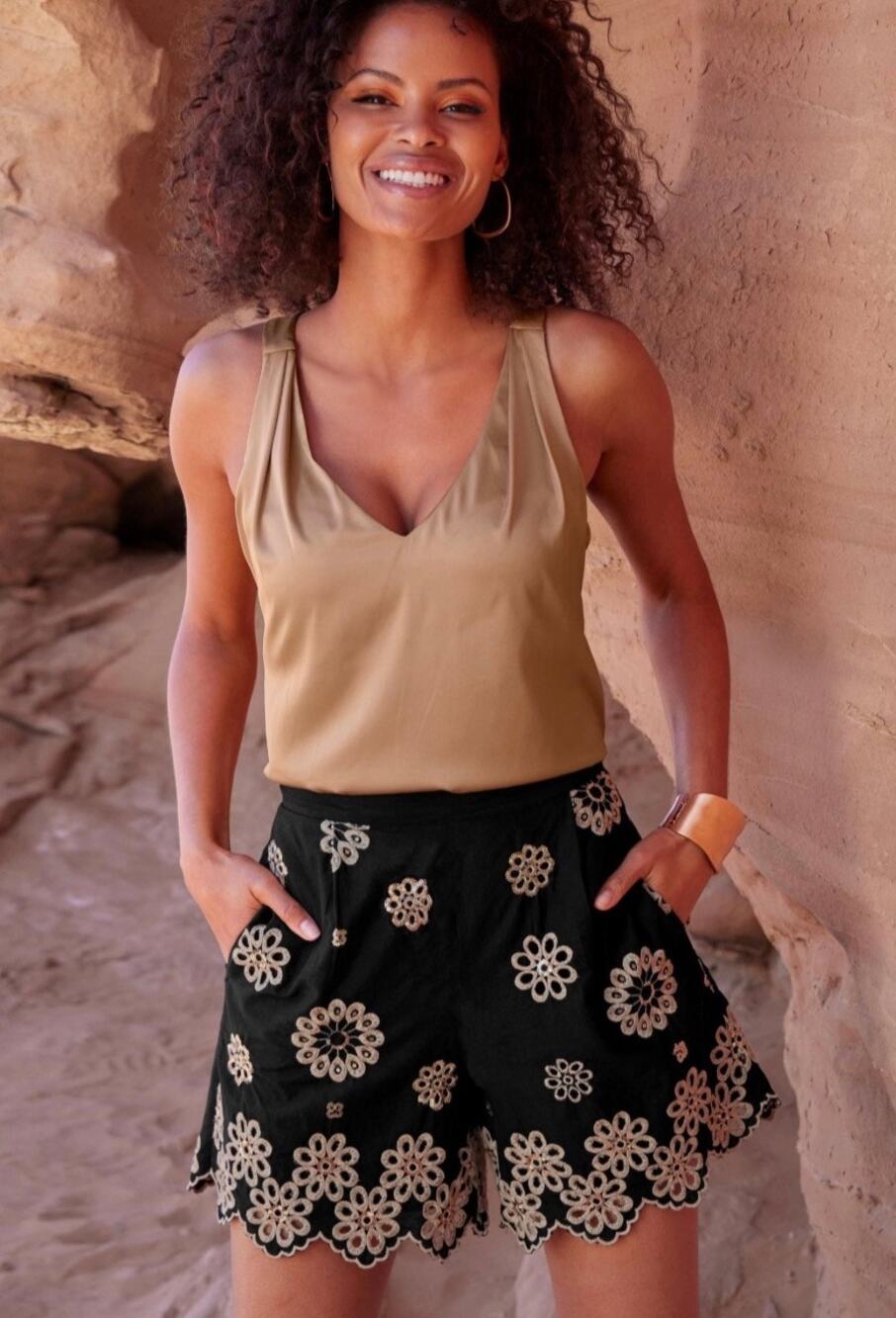 Boston Proper Black Embroidered Floral Scalloped Shorts Size 4 NWOT